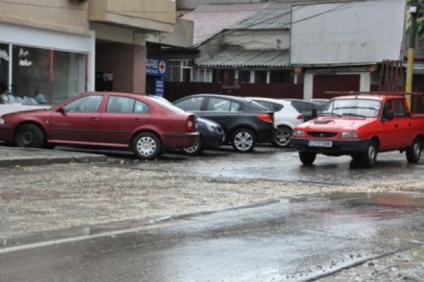 Dezastru după ploaie, pe strada Poporului colţ cu Tomis